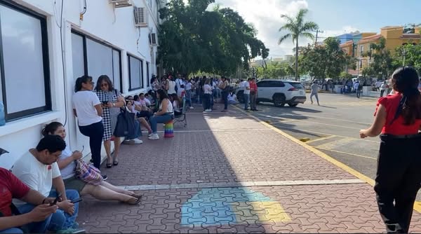 Maestros bloquean entradas del Palacio Municipal de Playa del Carmen ...